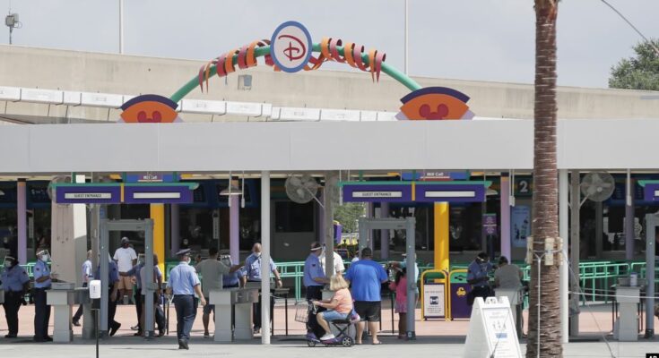 Para pengunjung memasuki pintu masuk Magic Kingdom salah satu taman hiburan Walt Disney World, saat pembukaan kembali (Ist)