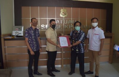 Andi Mappasiling (dua kanan) didampingi Budi Wibowo (kanan) menyerahkan berkas kasus dugaan pelanggaran pemilihan kepada Kasatreskrim Polres Kutim Abdul Rauf. (Ist)
