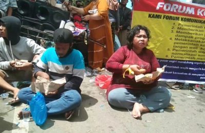 Warga bantaran SKM hadang petugas dengan memblokade Jl. Dr. Sutomo. (Ist)