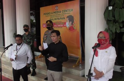 Wali Kota Balikpapan, Rizal Effendi menanggapi sejumlah pertanyaan awak media, tanggapan menggenai surat edaran Direktorat Jenderal Pelayanan Kesehatan Kemenkes. (ES Yulianto)