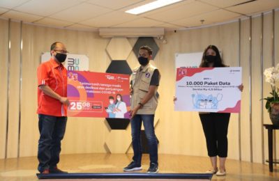 Direktur Human Capital Management Telkomsel R Muharam Perbawamukti (kiri) secara simbolis menyerahkan mockup paket data khusus kuota data 25GB yang diterima langsung oleh salah satu perwakilan relawan penanganan COVID-19 di Jakarta. (Ist)