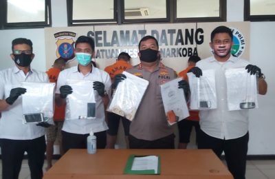 Kapolres Kutai Kartanegara AKBP Andrias Susanto menunjukkan barang bukti dan 6 pelaku yang diamankan. (R Zulkarnain F)