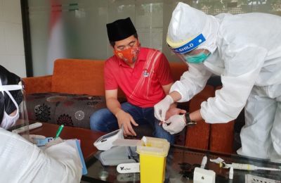 Yaser Arafat, Ketua KADIN Kota Balikpapan menjalani rapid test, dengan hasil nonreaktif covid-19. (ES Yulianto)
