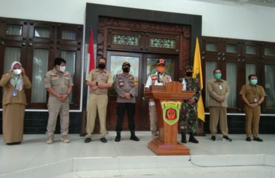 Tim gugus tugas covid-19 kota Samarinda, saat melakukan konferensi pers di rumah jabatan walikota Samarinda. (MF An Nur)