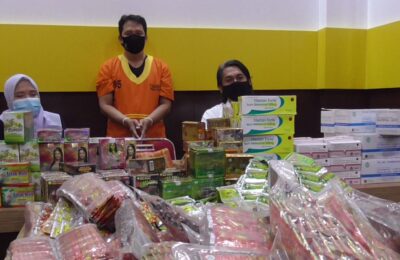 Wadir resnarkoba polda kaltim, AKBP Rino Eko, saat menerangkan penangkapan pelaku penjual obat keras dan jamu ilegal. (D Purba)