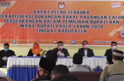 5 Komisioner KPU Kabupaten Paser, saat Rapat Pleno Rekapitulasi Dukungan. (TB Sihombing)
