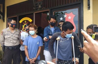 Tersangka Eto dan Andika diamankan di Polsekta Samarinda Kota. (Giarti - Hello Borneo)