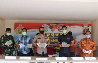 Dugaan pungutan liar yang dilakukan Camat Eegah Eben Ezer Hutabarat dan Kepala Kampung Gunung Sari, Turmin. (N Rahayu - Hello Borneo)