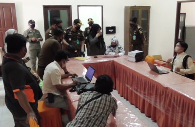 Dokumentasi Penggeledahan Kejari Penajam di Kantor KPU Setempat.