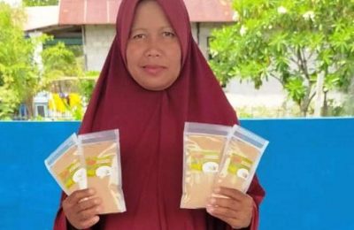 Ketua Kelompok Wanita Tani Maju (KWT) di kampung Kamal, Siti Aisyah