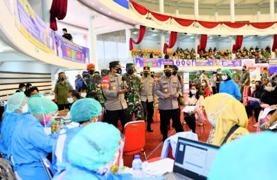 Panglima TNI Marsekal Hadi Tjahjanto bersama Kapolri Jenderal Listyo Sigit Prabowo meninjau program vaksinasi massal di BSCC DOME Balikpapan, Kalimantan Timur