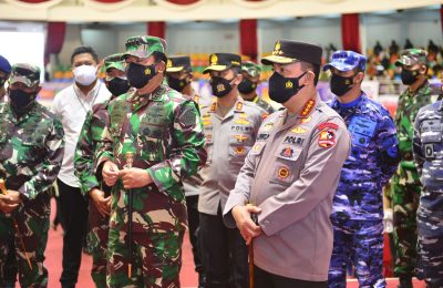 Panglima TNI Marsekal Hadi Tjahjanto bersama Kapolri Jenderal Listyo Sigit Prabowo meninjau program vaksinasi massal di BSCC DOME Balikpapan, Kalimantan Timur