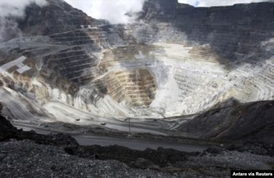 Truk-truk melintas di tambang tembaga dan emas Grasberg yang dikelola oleh PT Freeport Indonesia, di Papua, 19 September 2015. (Foto: Antara via Reuters)