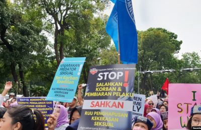 Rombongan pengunjuk rasa melakukan aksi menuntut penghapusan kekerasan seksual terhadap perempuan di Jakarta pada 2018. (Foto: VOA/Sasmito Madrim)