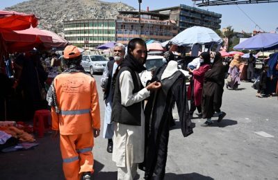 Orang-orang berjalan di sepanjang pasar di pusat kota Kabul pada 28 Agustus 2021, setelah militer Taliban mengambil alih Afghanistan. (Foto: AFP/Aamir Qureshi)