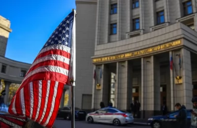 Sebuah kendaraan milik Kedutaan Besar AS terparkir di depan Gedung Kementerian Luar Negeri Rusia di Moskow saat diplomat AS untuk urusan politik tiba untuk bertemu dengan Wakil Menteri Luar Negeri Rusia pada 12 Oktober 2021. (Foto: AFP/Alexander Nemenov)