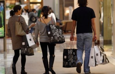 Pembeli membawa barang belanjaan mereka selama "Black Friday" di pusat perbelanjaan kelas atas di Tysons Corner, Virginia, 26 November 2010. (Foto: REUTERS/Jason Reed)