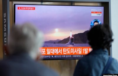 Orang-orang menonton TV yang menayangkan program berita tentang peluncuran rudal Korea Utara dengan cuplikan di stasiun kereta api di Seoul, Korea Selatan, Selasa, 19 Oktober 2021. (Foto: AP)