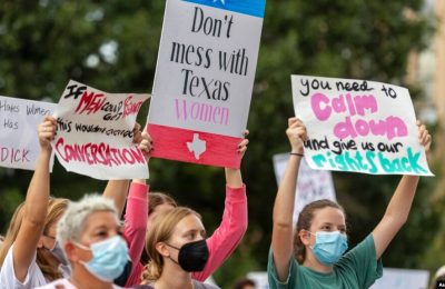 Sejumlah perempuan turut serta dalam protes terkait aborsi Texas State Capitol di Austin, Texas, 2 Oktober 2021. (Foto: AP)