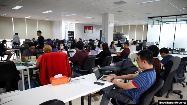 Para karyawan pinjaman online Modalku sedang bekerja di kantor, di Jakarta, 29 Januari 2018. (Foto: Beawiharta/Reuters)