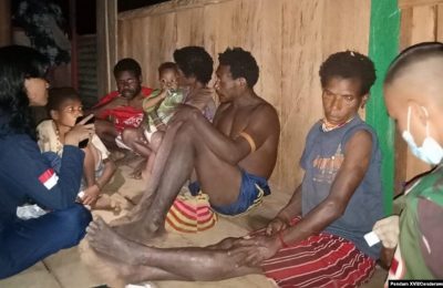 Tim Kesehatan Pos Towe Hitam Satgas Pamtas Yonif Mekanis 403/Wirasada Pratista mengunjungi rumah warga yang mengalami sakit malaria. (Foto: Courtesy/Pendam XVII/Cenderawasih)