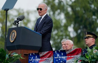 Presiden Joe Biden berbicara dalam upacara penghormatan petugas penegak hukum yang gugur di US Capitol di Washington, Sabtu, 16 Oktober 2021. (Foto: AP/Manuel Balce Ceneta)