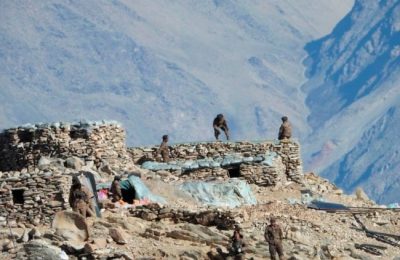 Pasukan China membongkar bunker mereka di wilayah Pangong Tso, di Ladakh di sepanjang perbatasan India-China pada Senin, 15 Februari 2021. (Foto: AP)