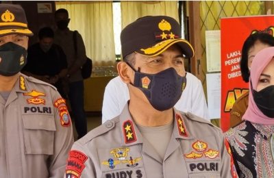 Kapolda Sulawesi Tengah, Irjen Pol Rudy Sufahriadi saat memberikan keterangan pers kepada wartawan di Kabupaten Parigi Moutong, Selasa (19/10/2021) (Foto:Humas Polda Sulteng)