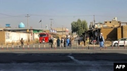Para anggota keamanan Taliban tampak berjaga di dekat salah satu masjid Syiah di provinsi Kandahar pada 15 Oktober 2021 setelah bom meledak di masjid tersebut saat jemaah melaksanakan Salat Jumat. (Foto: AFP/Javed Tanveer)