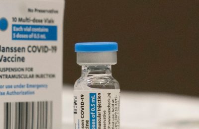 Botol vaksin Johnson & Johnson COVID-19 dipajang di South Shore University Hospital di Bay Shore, New York. (Foto: AP)
