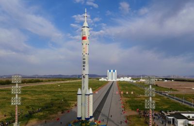 Pesawat ruang angkasa berawak Shenzhou-13 di atas roket pembawa Long March-2F dipindahkan ke area peluncuran Pusat Peluncuran Satelit Jiuquan di barat laut China, 7 Oktober 2021. (Foto: Xinhua via AP)