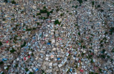 Foto yang diambil pada 28 September 2021. menunjukkan area Jalousie yang padat penduduk di Port-au-Prince, Haiti. Sekelompok geng kriminal di Haiti diduga telah melakukan penculikan terhadap kelompok misionaris asal AS pada 16 Oktober 2021. (Foto: AP/Rodrigo Abd)