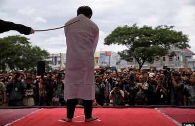 Qanun Jinayat (hukuman cambuk) diberlakukan di Aceh, termasuk bagi para pelaku hubungan seks sesama jenis. (Foto: ilustrasi)