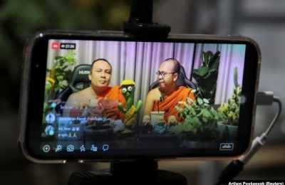 Biksu Buddha Phra Maha Sompong Talaputto dan Phra Maha Paiwan Warawanno menjadi pembawa acara obrolan selama siaran langsung Facebook, di sebuah kuil di Bangkok, Thailand, 17 September 2021. (Foto: REUTERS/Arthon Pookasook)