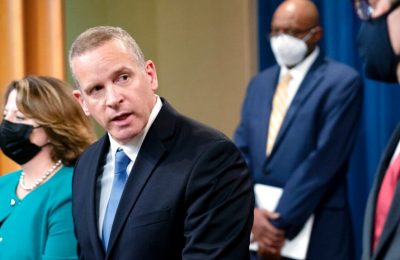 Wakil Direktur FBI Paul Abbate dalam konferensi pers mengenai jaringan gelap narkoba "Darknet" di Washington DC, Selasa (26/10).