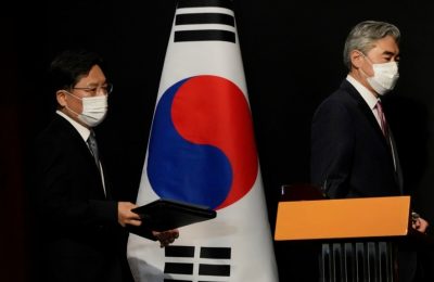 Perwakilan Khusus AS untuk Korea Utara, Sung Kim dan Noh Kyu-duk, Perwakilan Khusus Korea Selatan untuk Urusan Perdamaian dan Keamanan Semenanjung Korea, di Seoul, Korea Selatan 24 Oktober 2021. (Foto: Reuters)