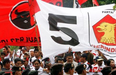 Para pendukung partai Gerindra dan PDI-P di depan kantor KPU di Jakarta, 16 Mei 2009. (REUTERS/Supri)