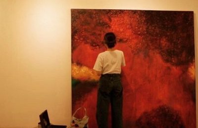 Utami melukis "Sambal" karya abstraknya di atas kanvas 2x2 meter. (Foto: Dok Pribadi)