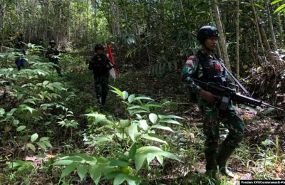 Personel Pos Skofro Baru Satgas Pamtas RI-PNG Yonif 131/Brs melaksanakan patroli wilayah mengecek patok perbatasan MM 2.2, di Skofro Baru Distrik Arso Timur Kab. Keerom, Papua, 22 Oktober 2021. (Courtesy: Pendam XVII/Cenderawasih-Papua)