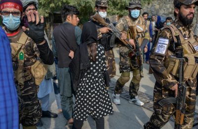 Pasukan keamanan Taliban memerintahkan jurnalis untuk tidak merekam aksi protes warga perempuan di Kabul (foto: dok)
