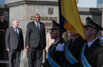 Menteri Pertahanan Ukraina Andriy Taran (kiri) dan Menteri Pertahanan AS Lloyd Austin dalam upacara penyambutan menjelang pertemuan mereka di Kyiv, Ukraina, 19 Oktober 2021. (Gleb Garanich/Pool Photo via AP)