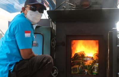 Petugas BNN membakar sejumlah barang bukti narkotika yang salah satunya adalah jenis sabu di Kantor Pusat BNN, Jakarta, 19 November 2021. (Foto: VOA/Indra)
