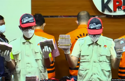 Barang bukti yang disita Komisi Pemberantasan Korupsi (KPK) dalam penangkapan para tersangka di Jakarta dan Musi Banyuasin untuk kasus dugaan suap proyek irigasi dan normalisasi danau, Jumat, 15 Oktober 2021. (Foto: Tangkapan layar/Sasmito Madrim/VOA)