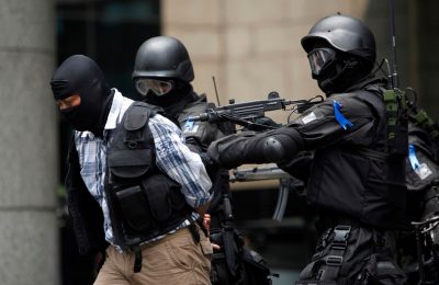 Prajurit TNI menahan seseorang yang bertindak sebagai teroris dalam latihan antiteror di Gedung Bursa Efek Indonesia di Jakarta, 13 Maret 2010. (Foto: REUTERS/Beawiharta)