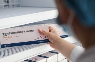 Seorang petugas kesehatan memegang vaksin COVID-19 Anhui Zhifei di Shenyang, di Provinsi Liaoning timur laut China pada 21 Mei 2021. (Foto: AFP)