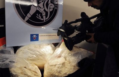 Seorang kameramen merekam110 kg kokain yang disita polisi di Neuilly-sur-Seine, pinggiran Paris, 26 November 2010. Badan-badan penegak hukum federal AS dan Uni Eropa mengumumkan penangkapan untuk menghentikan operasi global yang menjual obat terlarang. (Foto: Reuters)