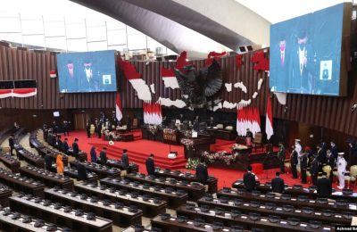 Kursi-kursi di ruangan utama Dewan Perwakilan Rakyat (DPR) tampak kosong karena pembatasan yang dilakukan untuk mencegah penyebaran COVID-19 saat Presiden Joko Widodo menyampaikan pidato kenegaraan di Jakarta pada 16 Agustus 2021. (Foto: Reuters/Achmad Ibrahim)