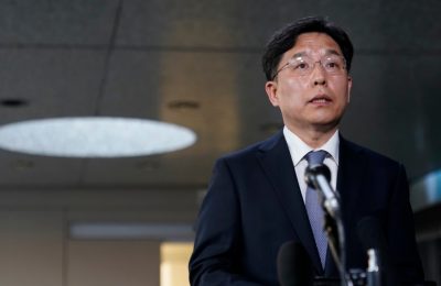 Perwakilan Khusus Korea Selatan untuk Urusan Perdamaian dan Keamanan Semenanjung Korea Noh Kyu-duk berbicara setelah bertemu dengan Perwakilan Khusus AS untuk Korea Utara, Sung Kim, di Departemen Luar Negeri AS di Washington, Senin, 18 Oktober 2021. (AP Photo/Patrick Semansky)