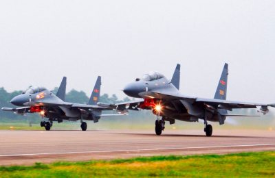 Dua jet tempur SU-30 China lepas landas dari lokasi yang tidak ditentukan untuk melakukan patroli di atas Laut China Selatan.China menerbangkan lebih dari 30 pesawat militer, termasuk jet tempur SU-30, menuju Taiwan, Sabtu, 3 Oktober 2021. (Jin Danhua/Xinhua via AP)