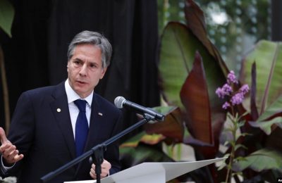 Menteri Luar Negeri AS Antony Blinken berbicara dalam kunjungannya ke Kebun Raya Jose Celestino Mutis di Bogota, Colombia, pada 21 Oktober 2021. (Foto: AP/Luisa Gonzalez)